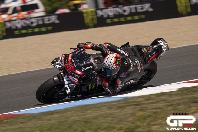 Bezzecchi davanti a Bagnaia nella FP1 di Assen, 3° Martìn. Marquez 10° con caduta