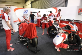 Stoner già in pista con la Ducati a Losail