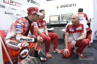 Stoner già in pista con la Ducati a Losail