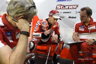Stoner già in pista con la Ducati a Losail
