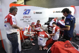 Stoner già in pista con la Ducati a Losail