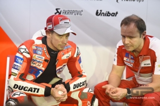 Stoner già in pista con la Ducati a Losail
