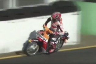 MotoGP: Marquez fa dirt track su una Honda Super Cub