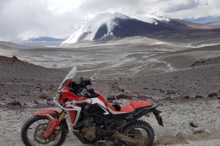 Moto - News: La Honda Africa Twin sulla vetta del vulcano più alto del mondo