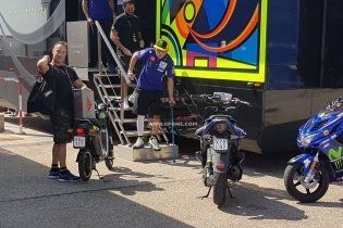 MotoGP: LE PRIME FOTO. Rossi ad Aragon per la visita medica