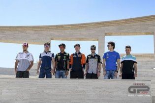 MotoGP: I piloti della MotoGP turisti per caso a Doha