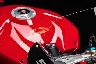 Moto - News: Carl Fogarty svela la Ducati Panigale V4 25° Anniversario 916