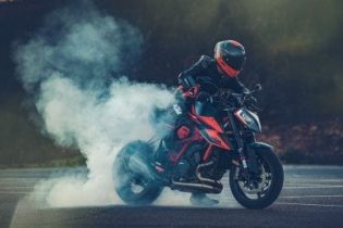 Moto - Test: PROVA KTM Super Duke 1290 R: Bestia nell'anima, ringhia ma non azzanna