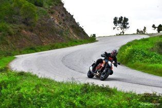 Moto - Test: PROVA KTM Super Duke 1290 R: Bestia nell'anima, ringhia ma non azzanna