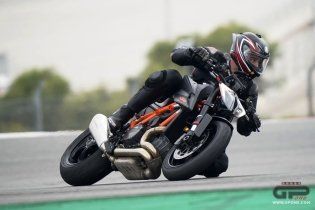 Moto - Test: PROVA KTM Super Duke 1290 R: Bestia nell'anima, ringhia ma non azzanna