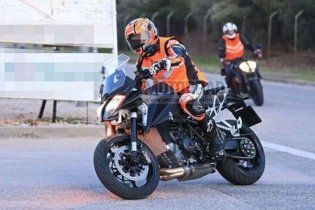 Moto - News: KTM 1290 Super Duke GT 2021: la sport-tourer austriaca in fase test