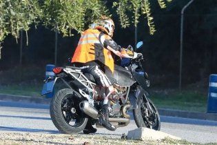 Moto - News: KTM 1290 Super Duke GT 2021: la sport-tourer austriaca in fase test