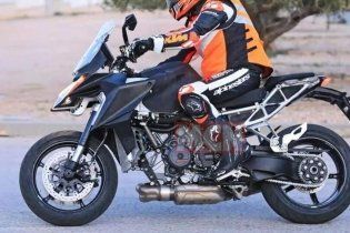 Moto - News: KTM 1290 Super Duke GT 2021: la sport-tourer austriaca in fase test
