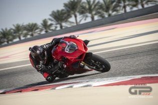 Moto - Test: Honda CBR 1000 RR-R contro Ducati Panigale V4 2020: sfida tra regine