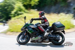 Moto - Test: Prova Kawasaki Ninja 1000SX 2020: sport touring dalla Z alla Ninja