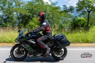 Moto - Test: Prova Kawasaki Ninja 1000SX 2020: sport touring dalla Z alla Ninja