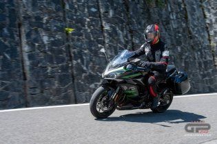 Moto - Test: Prova Kawasaki Ninja 1000SX 2020: sport touring dalla Z alla Ninja