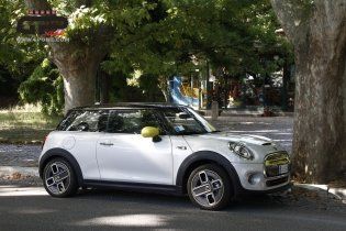 Auto - Test: Una rosa è una rosa: Prova Mini Cooper SE L: 184 cv elettrici