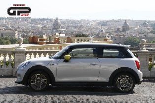 Auto - Test: Una rosa è una rosa: Prova Mini Cooper SE L: 184 cv elettrici