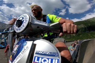 Moto - News: Follie: a pendolo dalla diga con la Vespa! Lui è Günter Schachermayr 