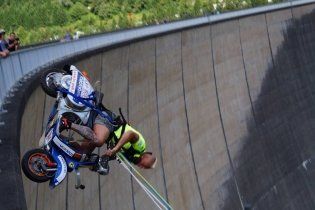 Moto - News: Follie: a pendolo dalla diga con la Vespa! Lui è Günter Schachermayr 