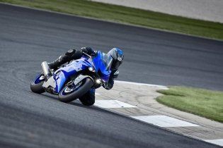 Moto - News: Yamaha R6 2021: addio alla strada, sarà solo uso pista, caratteristiche e foto 