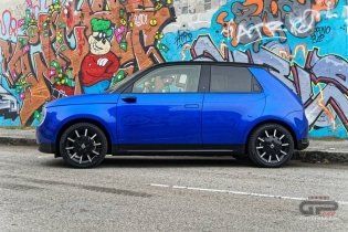 Auto - Test: Prova video Honda E: uno sfoggio di tecnologia che guarda anche al passato