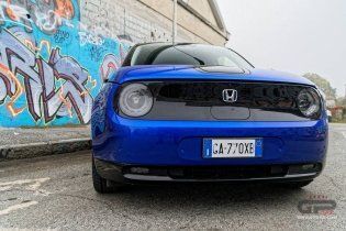Auto - Test: Prova video Honda E: uno sfoggio di tecnologia che guarda anche al passato