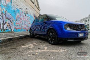 Auto - Test: Prova video Honda E: uno sfoggio di tecnologia che guarda anche al passato