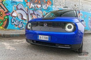 Auto - Test: Prova video Honda E: uno sfoggio di tecnologia che guarda anche al passato
