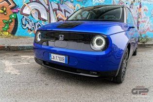 Auto - Test: Prova video Honda E: uno sfoggio di tecnologia che guarda anche al passato