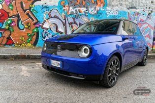 Auto - Test: Prova video Honda E: uno sfoggio di tecnologia che guarda anche al passato