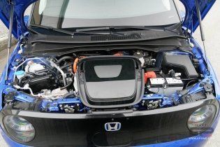 Auto - Test: Prova video Honda E: uno sfoggio di tecnologia che guarda anche al passato