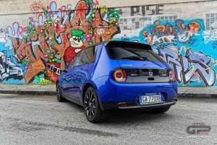 Auto - Test: Prova video Honda E: uno sfoggio di tecnologia che guarda anche al passato