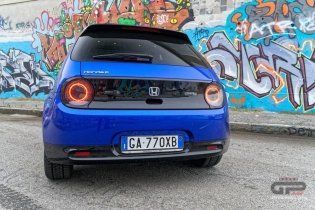 Auto - Test: Prova video Honda E: uno sfoggio di tecnologia che guarda anche al passato