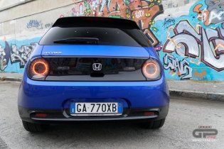 Auto - Test: Prova video Honda E: uno sfoggio di tecnologia che guarda anche al passato