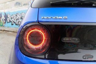 Auto - Test: Prova video Honda E: uno sfoggio di tecnologia che guarda anche al passato