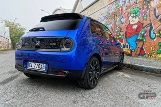 Auto - Test: Prova video Honda E: uno sfoggio di tecnologia che guarda anche al passato