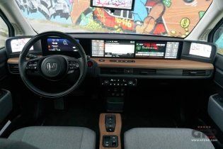 Auto - Test: Prova video Honda E: uno sfoggio di tecnologia che guarda anche al passato