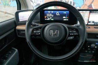 Auto - Test: Prova video Honda E: uno sfoggio di tecnologia che guarda anche al passato