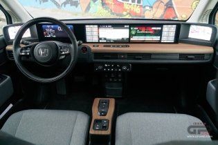Auto - Test: Prova video Honda E: uno sfoggio di tecnologia che guarda anche al passato