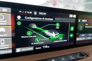 Auto - Test: Prova video Honda E: uno sfoggio di tecnologia che guarda anche al passato