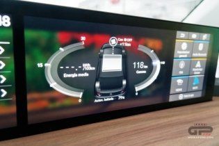 Auto - Test: Prova video Honda E: uno sfoggio di tecnologia che guarda anche al passato