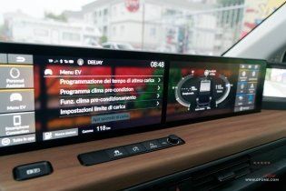 Auto - Test: Prova video Honda E: uno sfoggio di tecnologia che guarda anche al passato