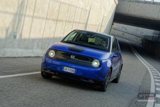Auto - Test: Prova video Honda E: uno sfoggio di tecnologia che guarda anche al passato