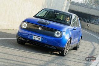 Auto - Test: Prova video Honda E: uno sfoggio di tecnologia che guarda anche al passato