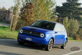 Auto - Test: Prova video Honda E: uno sfoggio di tecnologia che guarda anche al passato