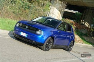 Auto - Test: Prova video Honda E: uno sfoggio di tecnologia che guarda anche al passato
