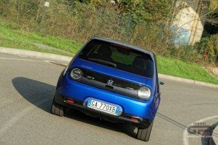 Auto - Test: Prova video Honda E: uno sfoggio di tecnologia che guarda anche al passato