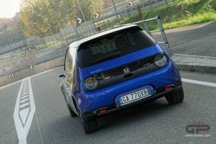 Auto - Test: Prova video Honda E: uno sfoggio di tecnologia che guarda anche al passato